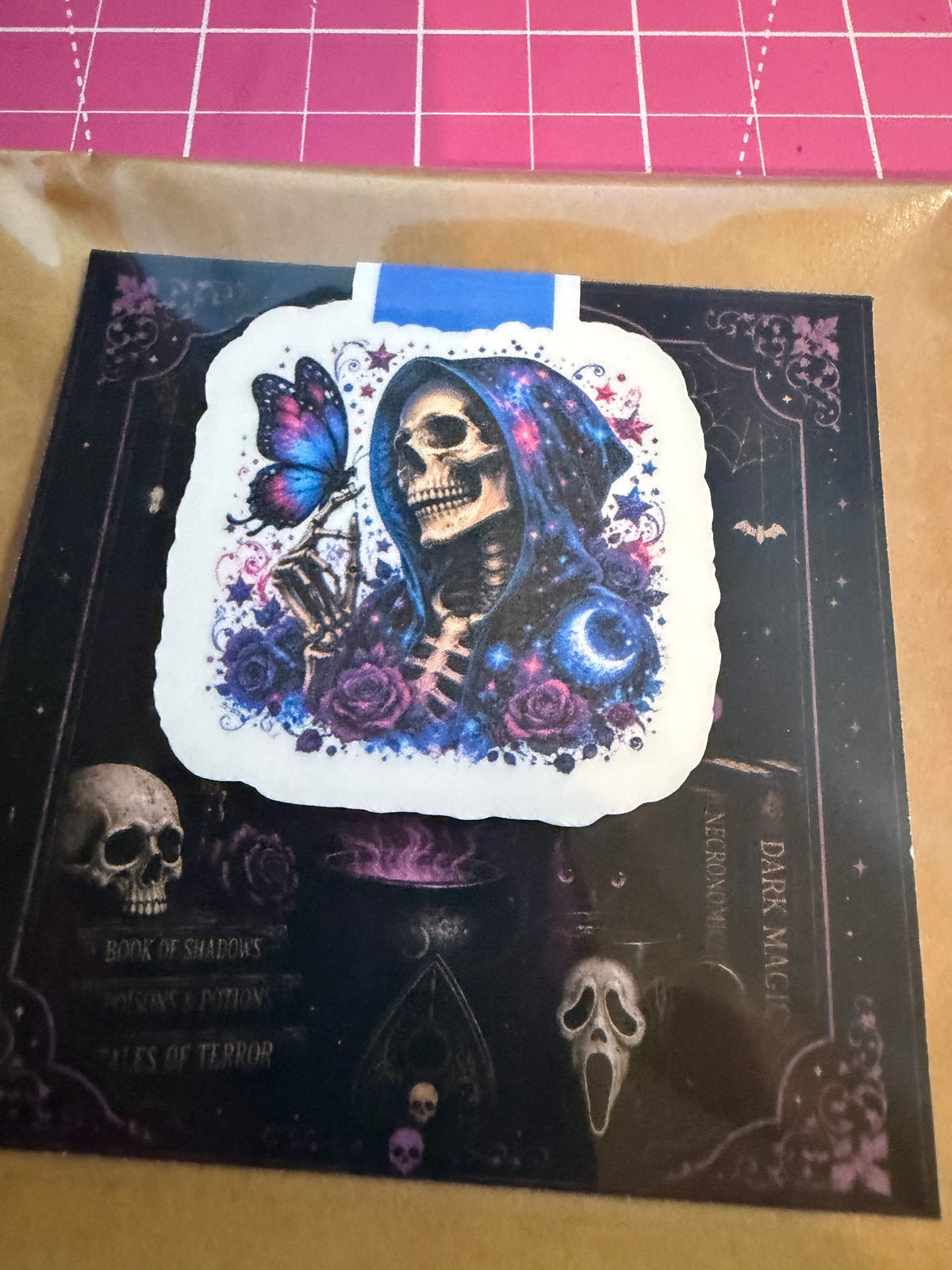 Magnetic bookmark skulls