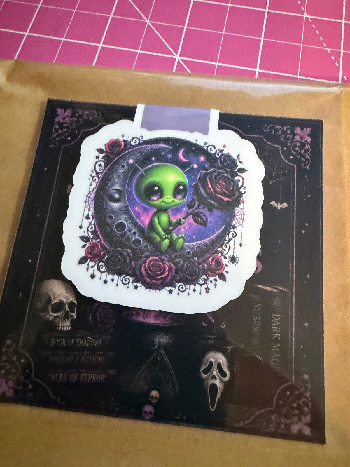 Magnetic bookmark skulls alien